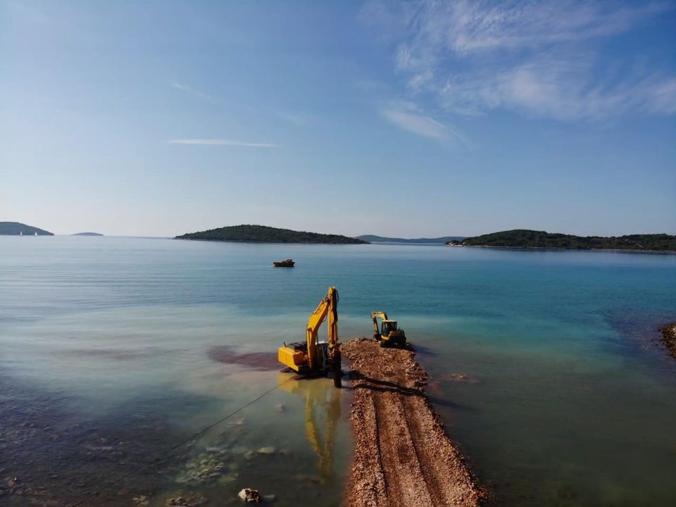 Voda stiže na Žirje, Kaprije i Obonjan: Najduži podmorski cjevovod položen 70 metara pod morem