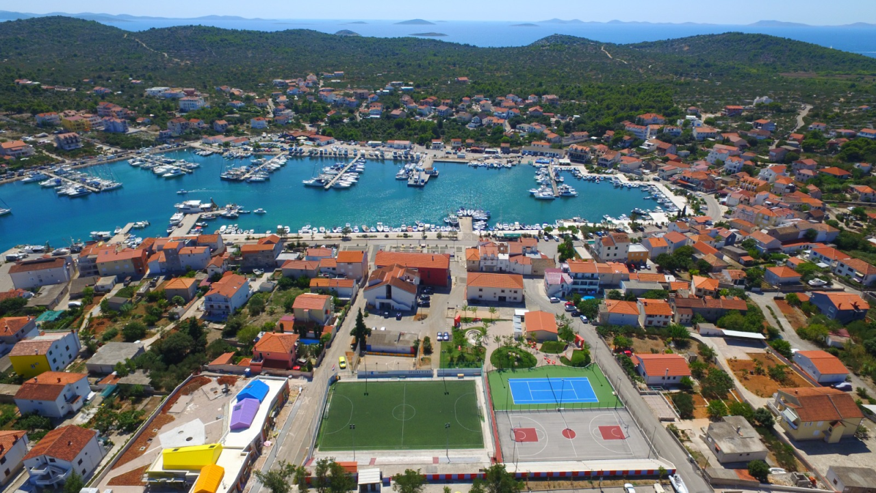 FOTO Jezera spremna za spektakl: Ne propustite Ribarsku feštu uz Crvenu jabuku i dalmatinske okuse!