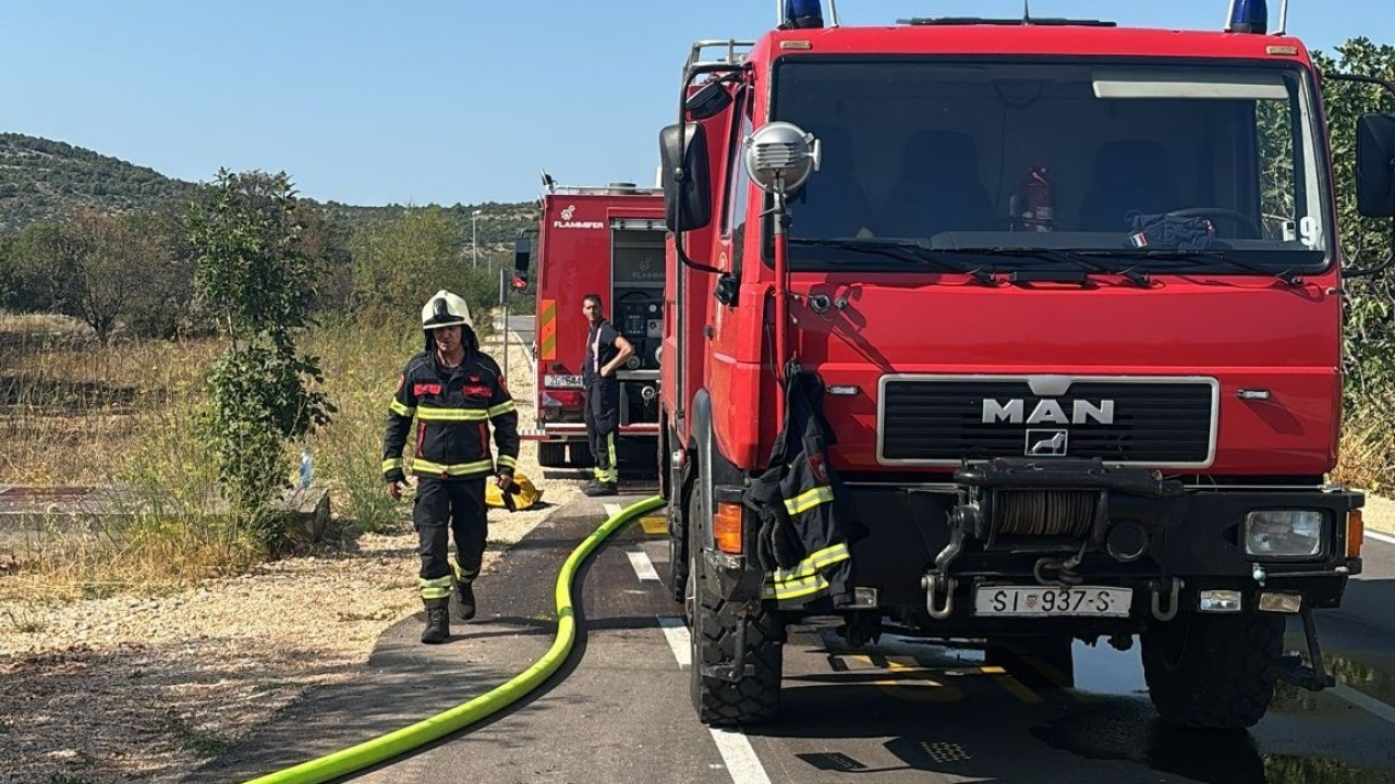 Popodne buknuo požar na području Primoštena Burnjeg. Izgorilo tri hektara raslinja