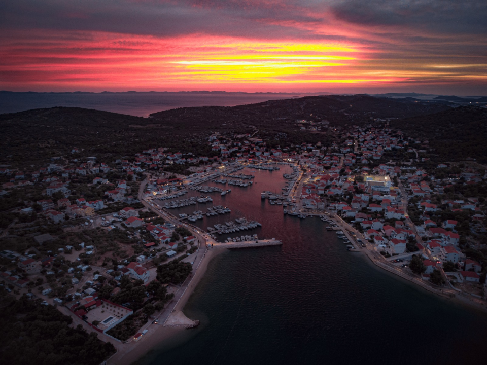 FOTO Jezera spremna za spektakl: Ne propustite Ribarsku feštu uz Crvenu jabuku i dalmatinske okuse!