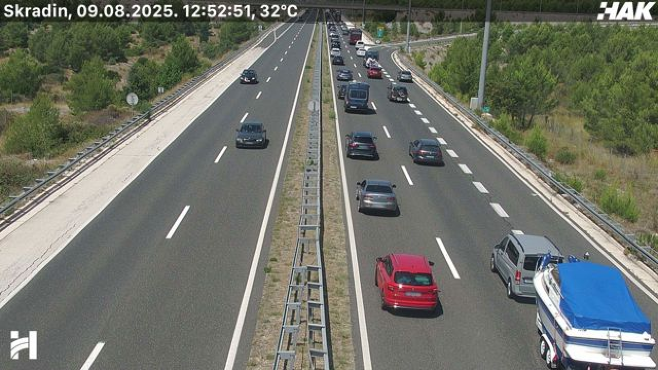Zapalio se auto kod Skradina na A1. Stvorila se kolona duga 9 kilometara
