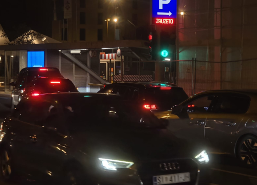 Fotografija 1 - Kaos na Poljani: Ulaz u garažu svakodnevno blokira promet u središtu Šibenika