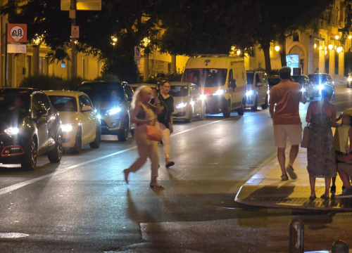 Fotografija 4 - Kaos na Poljani: Ulaz u garažu svakodnevno blokira promet u središtu Šibenika