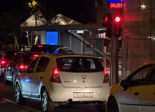 Fotografija 2 - Kaos na Poljani: Ulaz u garažu svakodnevno blokira promet u središtu Šibenika