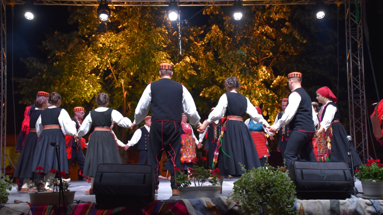 Članovi KUD-a 'Zvona Zagore' iz Mirlovića u Posušju predstavili raskoš svojih plesova, nošnji, napjeva i običaja
