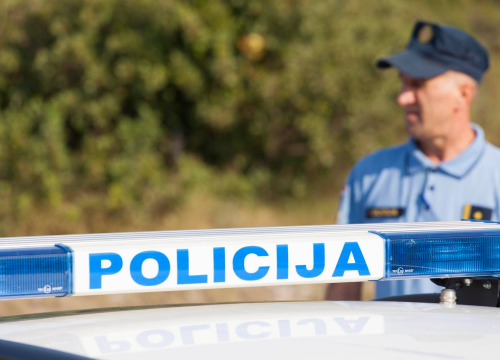 Vozač (66) u Šibeniku prebrzo vozio i sletio s ceste u grm. 70-godišnja putnica teže ozlijeđena