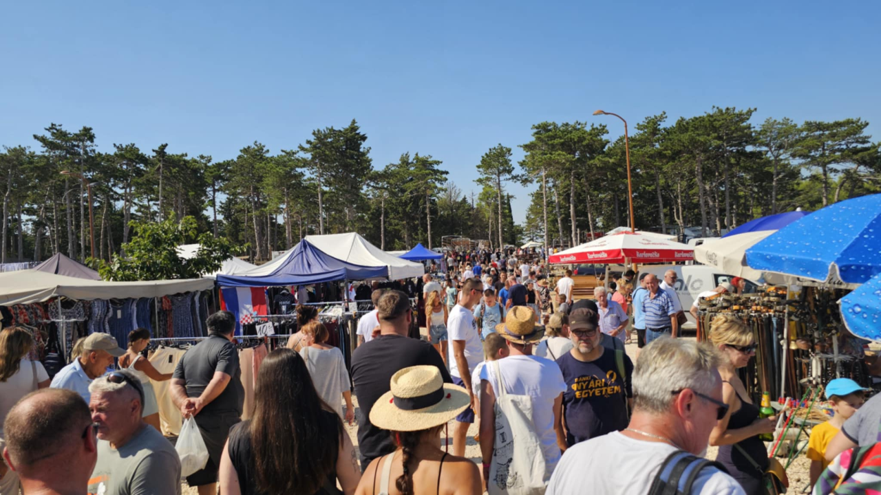 Slobodni momci i bogata ponuda na Benkovačkom sajmu: Ni vrućine nisu spriječile masu ljudi da obilježe 'sveti deseti'