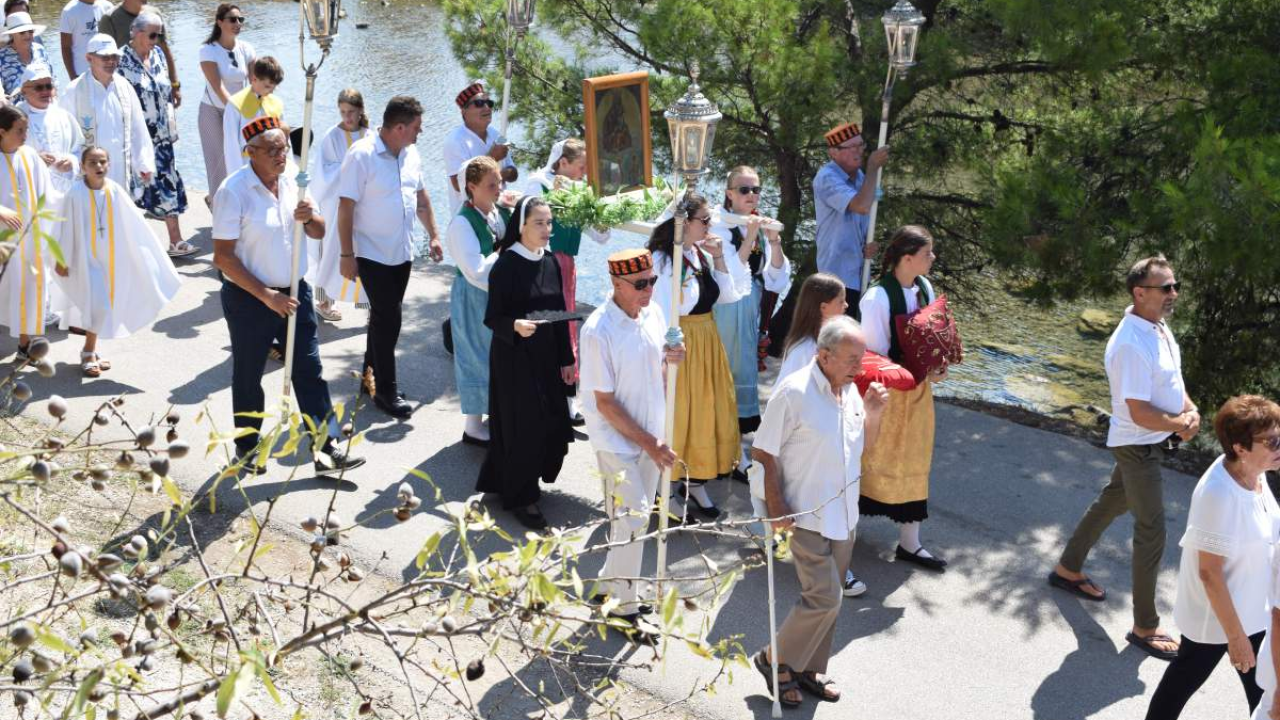 Primoštenci su u nedjelju svečano proslavili povratak Gospine Prilike u Porat