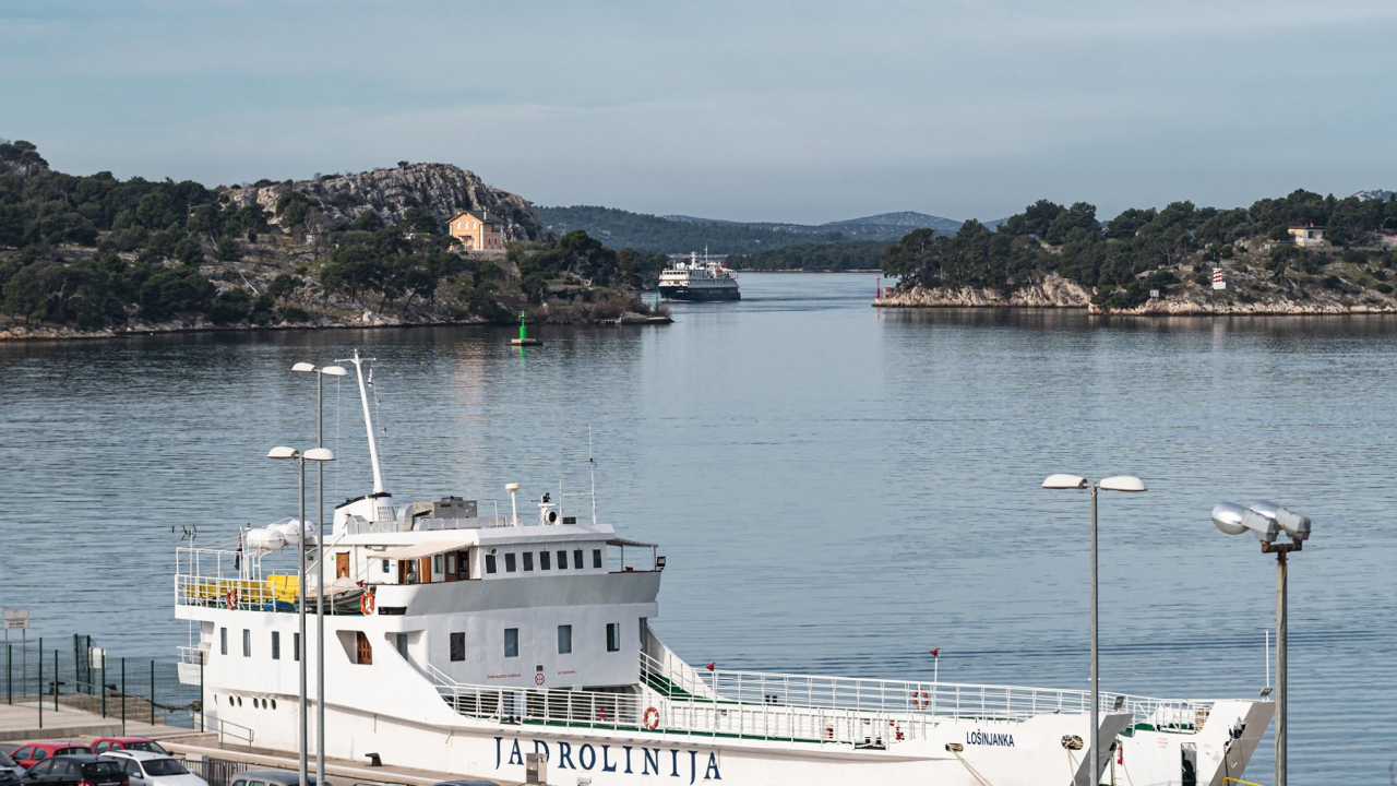 Jadrolinijini brodovi u 15 sati sirenama će odati počast kolegama s trajekta Lastovo