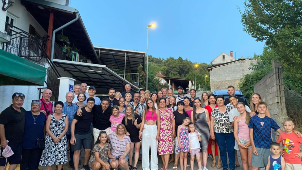 Treća i četvrta generacija obitelji Paić okupila se u zavičaju svoje bake Ane