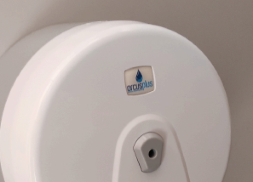 Fotografija 9 - FOTO Fekalije po zidu, zaštopani zahodi, tamponi u okvirima, razbacano smeće – s tim se na Rezalištu svakodnevno bore djelatnici Zelenog grada