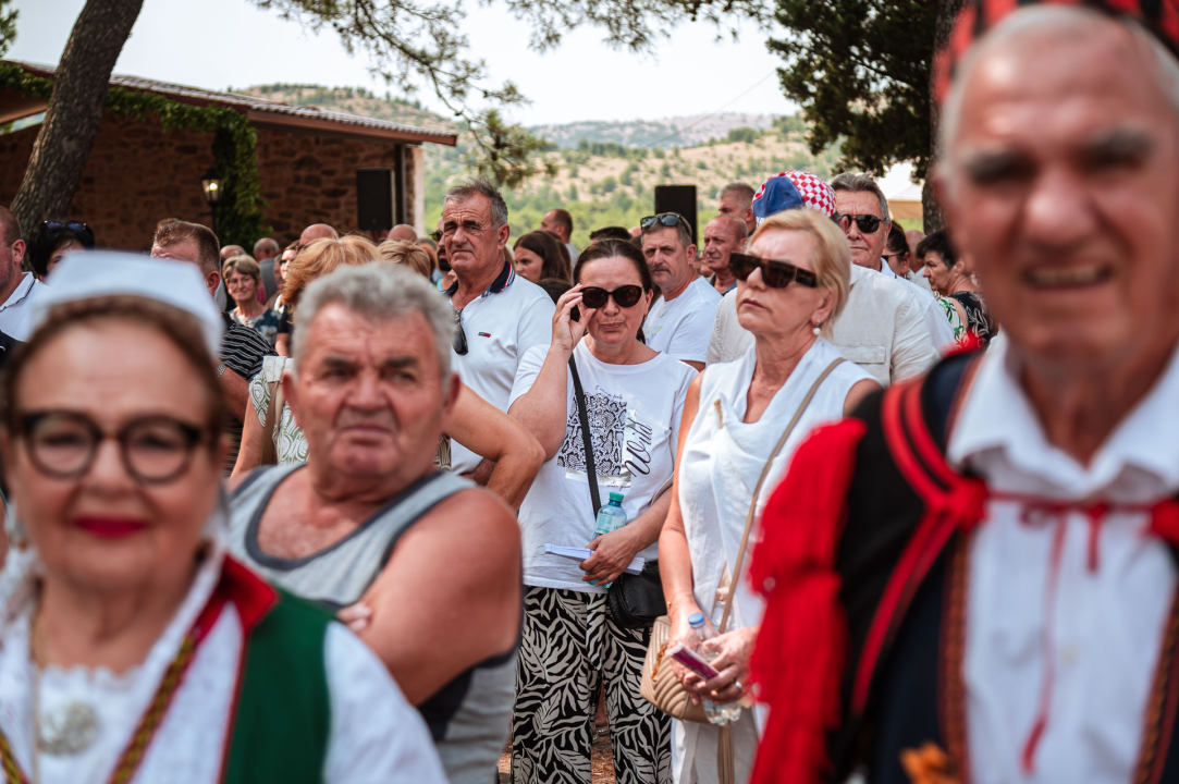 FOTO Blagdan Velike Gospe u Vrpolju: Brojni vjernici okupili su se jutros na svečanom misnom slavlju