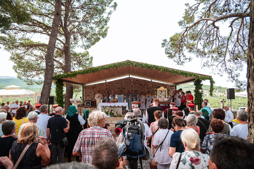 FOTO Blagdan Velike Gospe u Vrpolju: Brojni vjernici okupili su se jutros na svečanom misnom slavlju