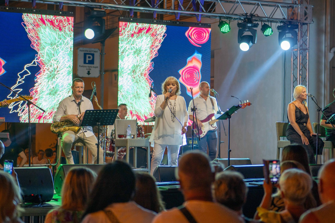 Skitnica i ostali hitovi odjekivali vodičkom rivom: Nezaboravna večer s Jasnom Zlokić