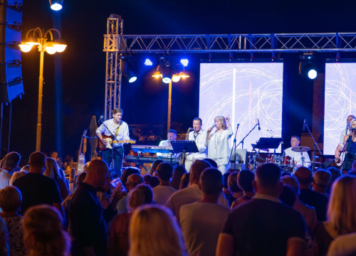 Fotografija 10 - Skitnica i ostali hitovi odjekivali vodičkom rivom: Nezaboravna večer s Jasnom Zlokić