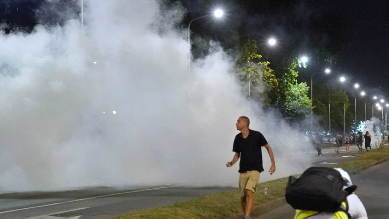 Novi neredi na protuvladinim prosvjedima, demolirane prostorije SNS-a