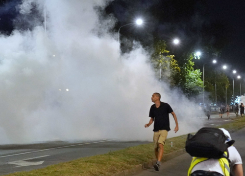 Novi neredi na protuvladinim prosvjedima, demolirane prostorije SNS-a