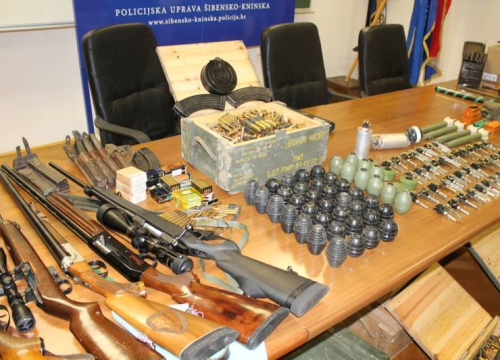 Savjesni građani šibenskoj policiji predali pušku, bombe i mine