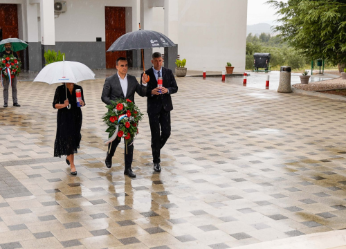 Fotografija 1 - Vijenci i svijeće za žrtve totalitarnih režima na Kvanju