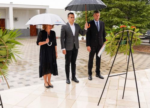 Fotografija 2 - Vijenci i svijeće za žrtve totalitarnih režima na Kvanju