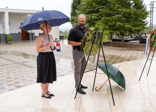 Fotografija 3 - Vijenci i svijeće za žrtve totalitarnih režima na Kvanju