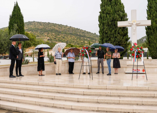 Fotografija 5 - Vijenci i svijeće za žrtve totalitarnih režima na Kvanju