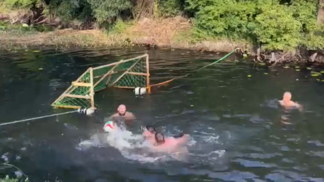 Na Čikoli odigrana seoska vaterpolska utakmica, zanimljiv je i vozni park kojim su se dovezli igrači i navijači