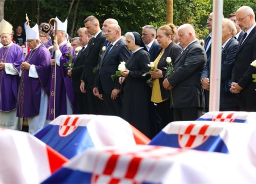 U Sošicama održan posljednji ispraćaj i ukop 814 žrtava iz masovne grobnice jame Jazovke