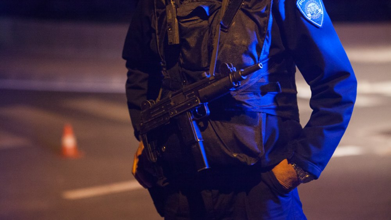 Pod prijetnjom oružjem razbojnik odnio novac s pumpe u Ražinama, 'duge cijevi' izašle na teren