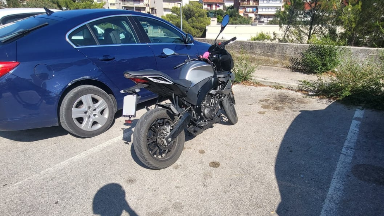 Djevojka u Šibeniku parkirala motor i dobila prijeteću poruku: 'Što biste vi rekli da netko vašoj kćeri ostavi poruku sličnog sadržaja?'