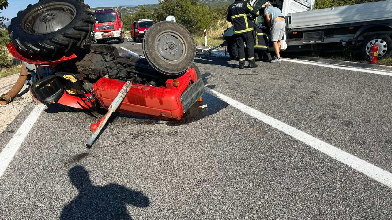 U sudaru traktora i kombija kod Žitnića dvije osobe ozlijeđene