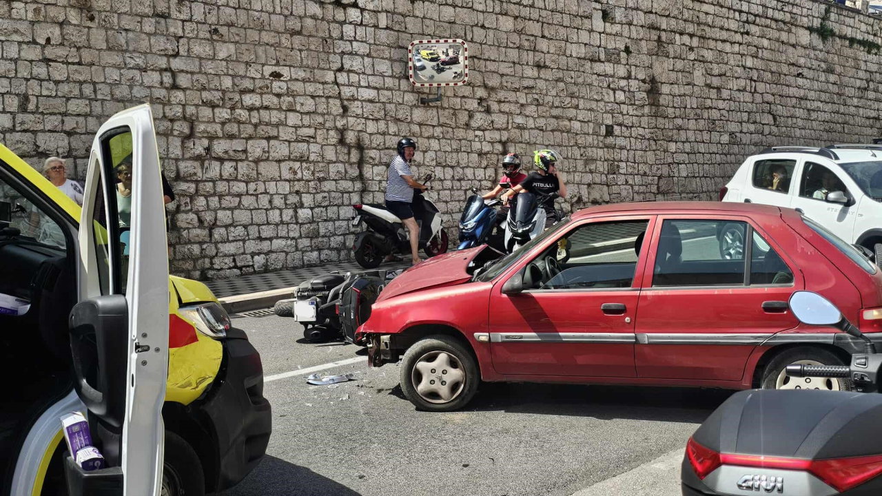 Sudar motocikla i automobila u centru grada, motociklist prevezen u bolnicu