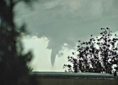 Tornado pogodio sjevernu Italiju: Čupao stabla, nosio krovove kuća
