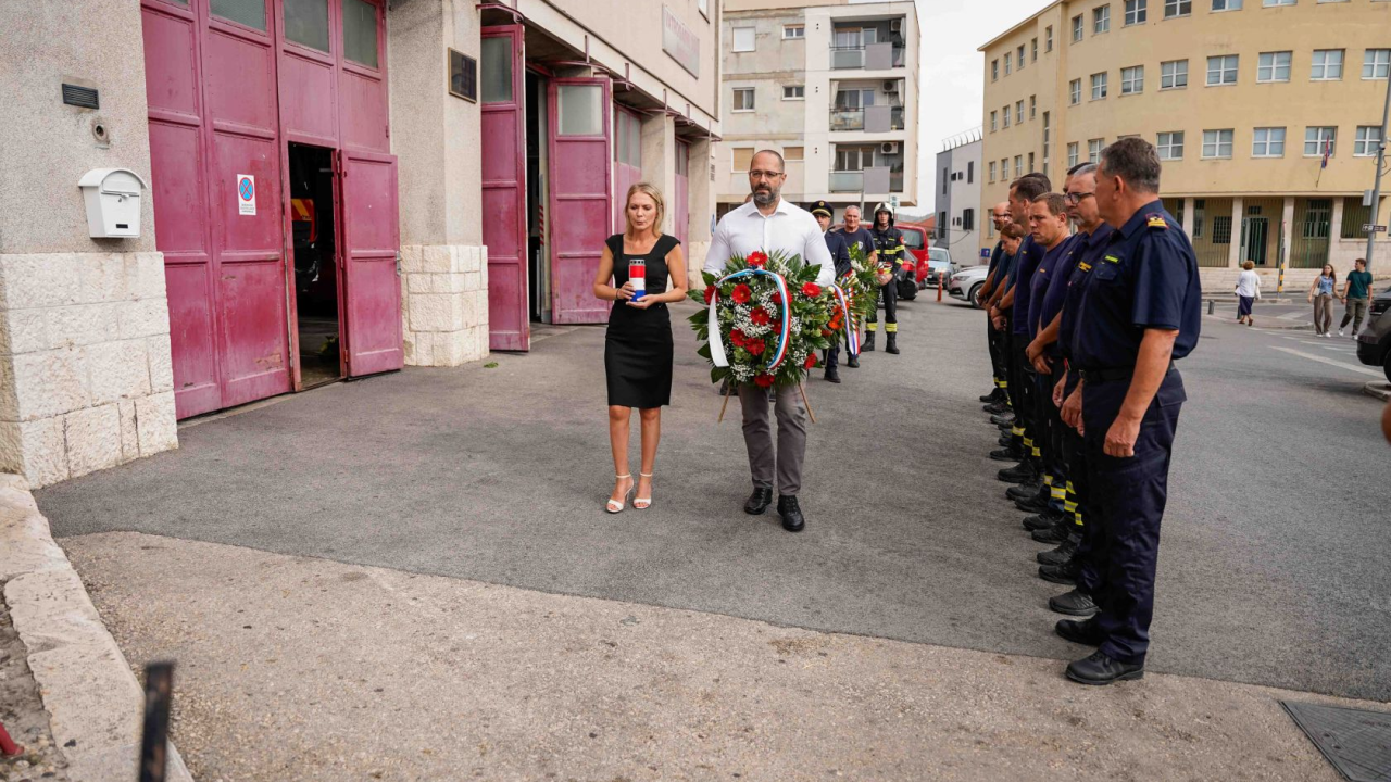 Polaganjem vijenaca ispred Vatrogasnog doma u Šibeniku odana počast stradalim vatogascima