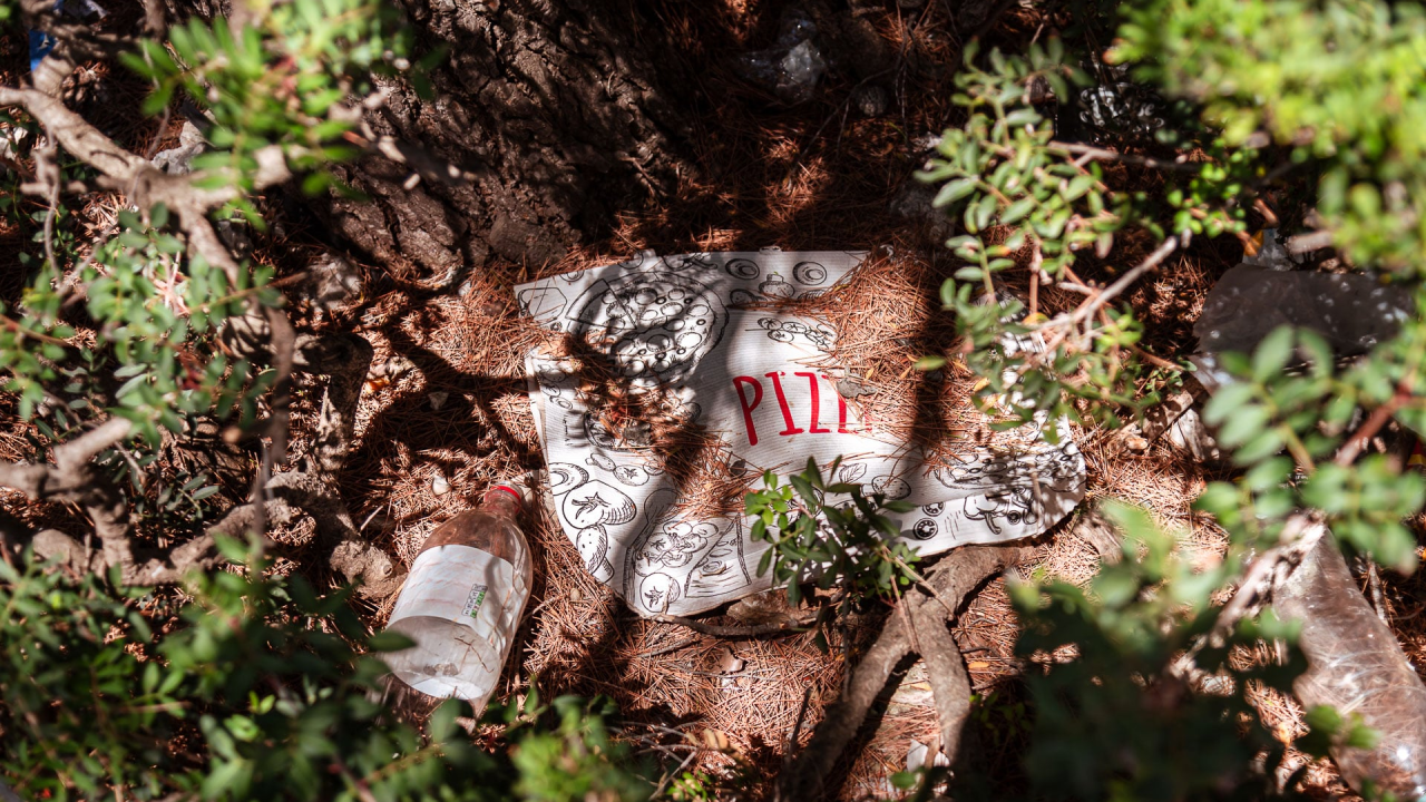 Smeće umjesto ljetne idile na stjenovitoj plaži u Brodarici: 'Već nakon četiri metra čišćenja vreća je puna'