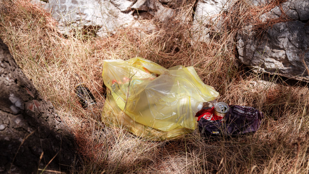 Smeće umjesto ljetne idile na stjenovitoj plaži u Brodarici: 'Već nakon četiri metra čišćenja vreća je puna'