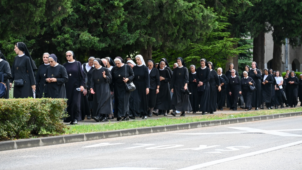 Preko 400 redovnika i redovnica okupilo se u Kninu na nacionalnom hodočašću