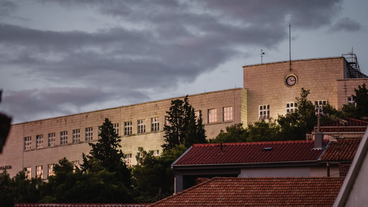Šibenska gimnazija nagrađena zahvalnicom zagrebačkog FER-a: 'Dobre ljude stvaramo u školama i na fakultetima'