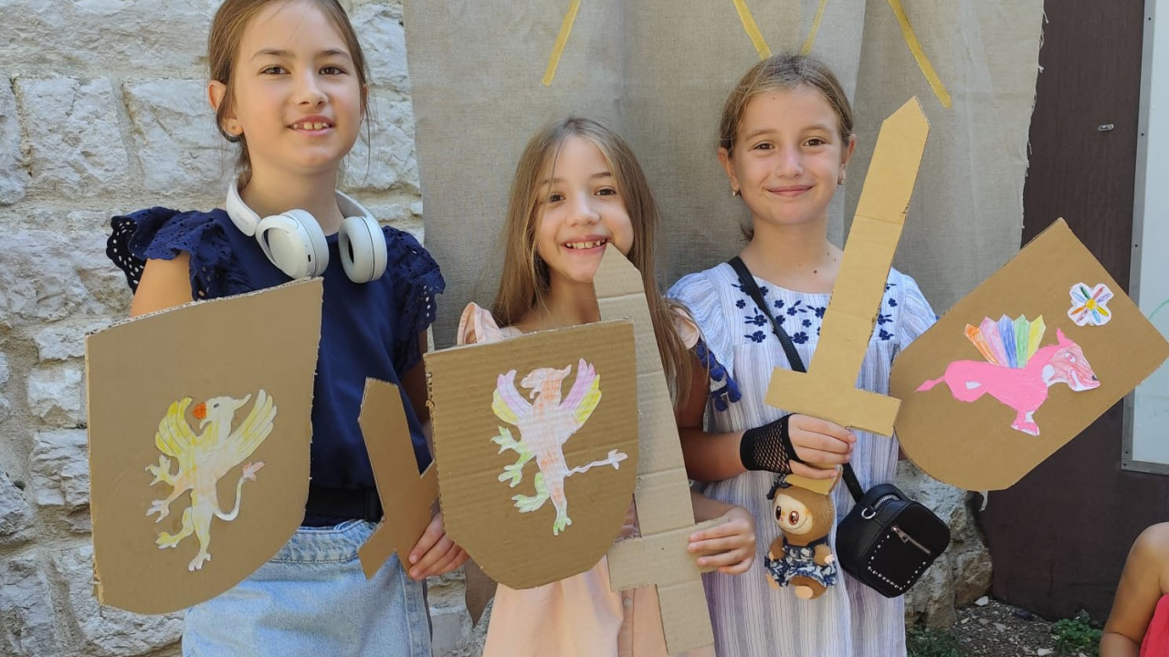 Viteški duh u Šibeniku: Mališani izrađivali mačeve i štitove ispred šibenskog Muzeja