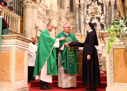Fotografija 1 - Na misnom slavlju u katedrali sv. Jakova podijeljeni kanonski mandati vjeroučiteljima i odgojiteljima u vjeri