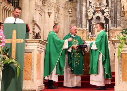 Fotografija 4 - Na misnom slavlju u katedrali sv. Jakova podijeljeni kanonski mandati vjeroučiteljima i odgojiteljima u vjeri