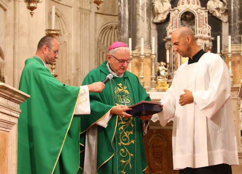 Fotografija 3 - Na misnom slavlju u katedrali sv. Jakova podijeljeni kanonski mandati vjeroučiteljima i odgojiteljima u vjeri