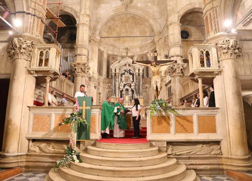 Fotografija 6 - Na misnom slavlju u katedrali sv. Jakova podijeljeni kanonski mandati vjeroučiteljima i odgojiteljima u vjeri