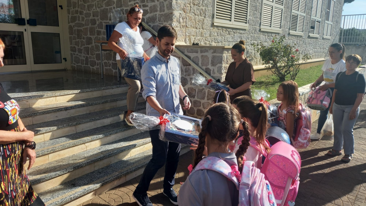 Pirovački prvašići dobili prigodne poklone: Načelnik Gulam jutros pozdravio sve školarce