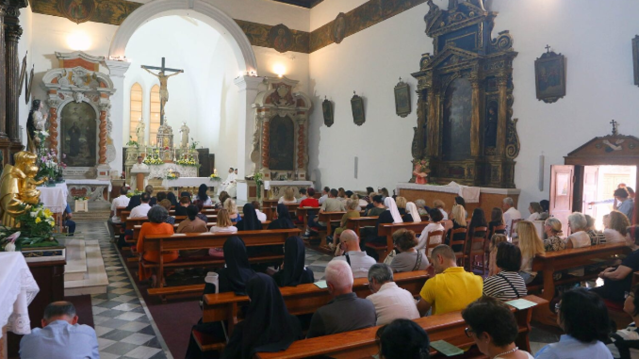 Odvratan čin u Šibeniku: Ušao u crkvu i pred vjernicima obavio veliku nuždu