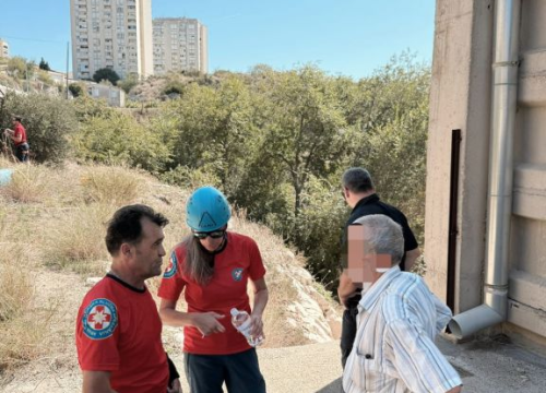 Fotografija 2 - U krugu Luke Šibenik na strmini 'zapeo' stariji muškarac. Šibenski HGSS-ovci uspješno okončali dramu
