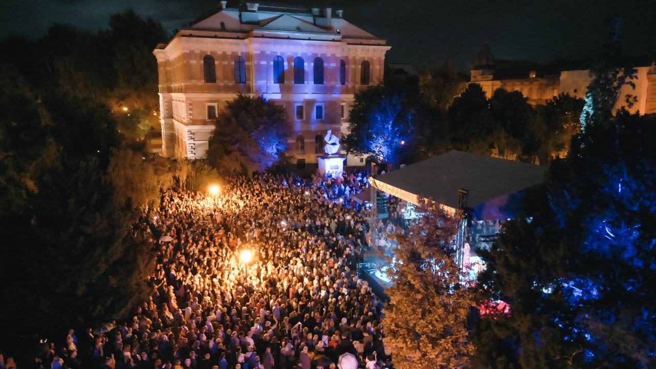 Strossmayerov trg ispunjen pjesmom, emocijama i sjećanjima na Gabi, Matiju i Arsena