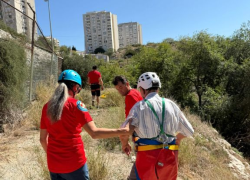 Fotografija 1 - U krugu Luke Šibenik na strmini 'zapeo' stariji muškarac. Šibenski HGSS-ovci uspješno okončali dramu