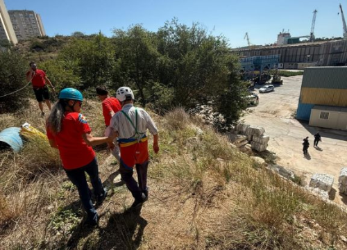Fotografija 4 - U krugu Luke Šibenik na strmini 'zapeo' stariji muškarac. Šibenski HGSS-ovci uspješno okončali dramu