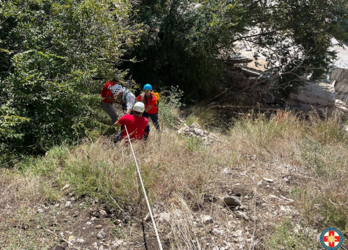 Fotografija 6 - U krugu Luke Šibenik na strmini 'zapeo' stariji muškarac. Šibenski HGSS-ovci uspješno okončali dramu